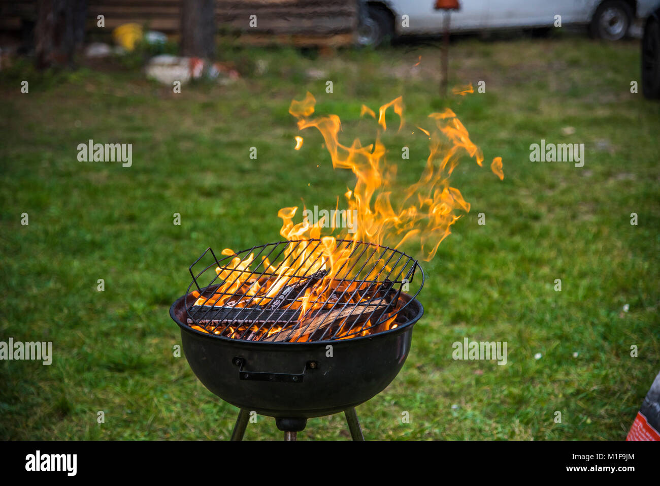 Quemando Madera En Parrilla De Barbacoa, Preparando Carbones Calientes Para  Asar Carne En El Patio Trasero. Poca Profundidad De Campo Fotos, retratos,  imágenes y fotografía de archivo libres de derecho. Image 120654037