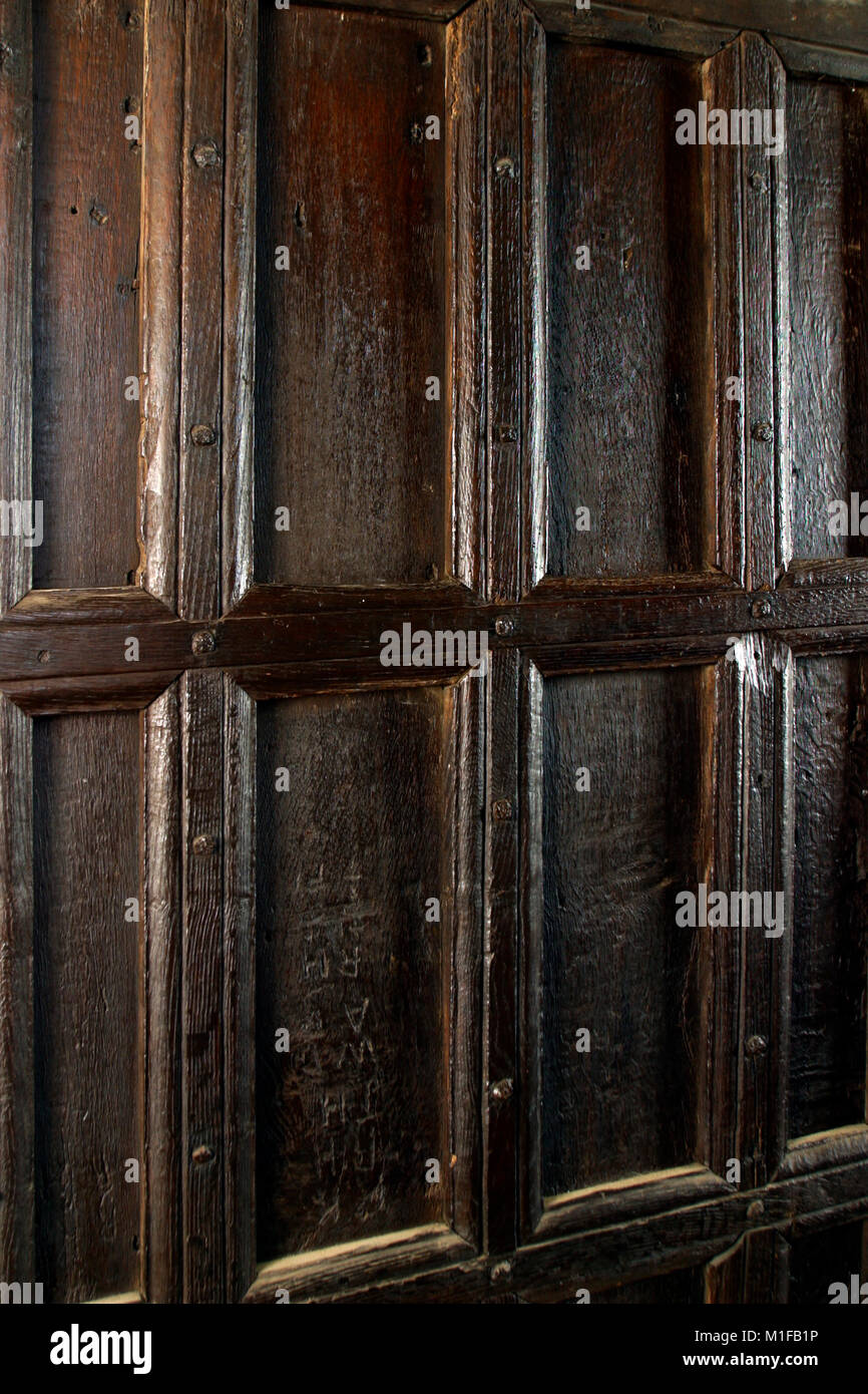 Interiores domésticos, antiguo panelado de roble oscuro Foto de stock