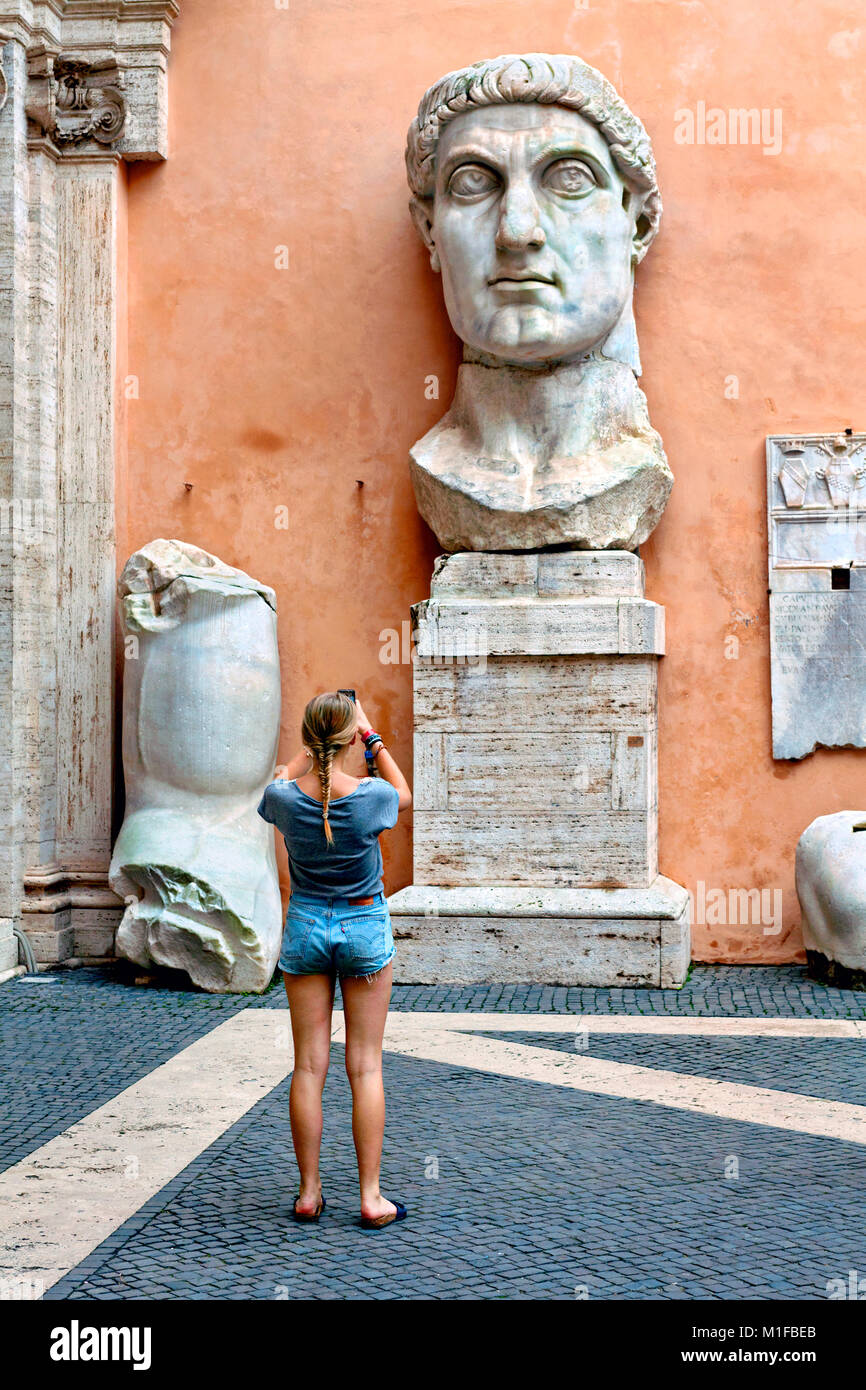 Las piezas del coloso de Constantino estatua en el Museo / Capitolini Musei Capitolini, Roma, Italia Foto de stock