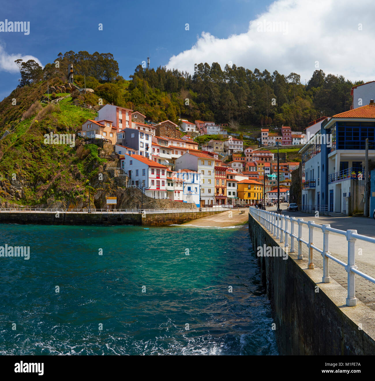 Puerto de Cudillero, un pueblo de pescadores en el norte de España. Asturias, España Foto de stock