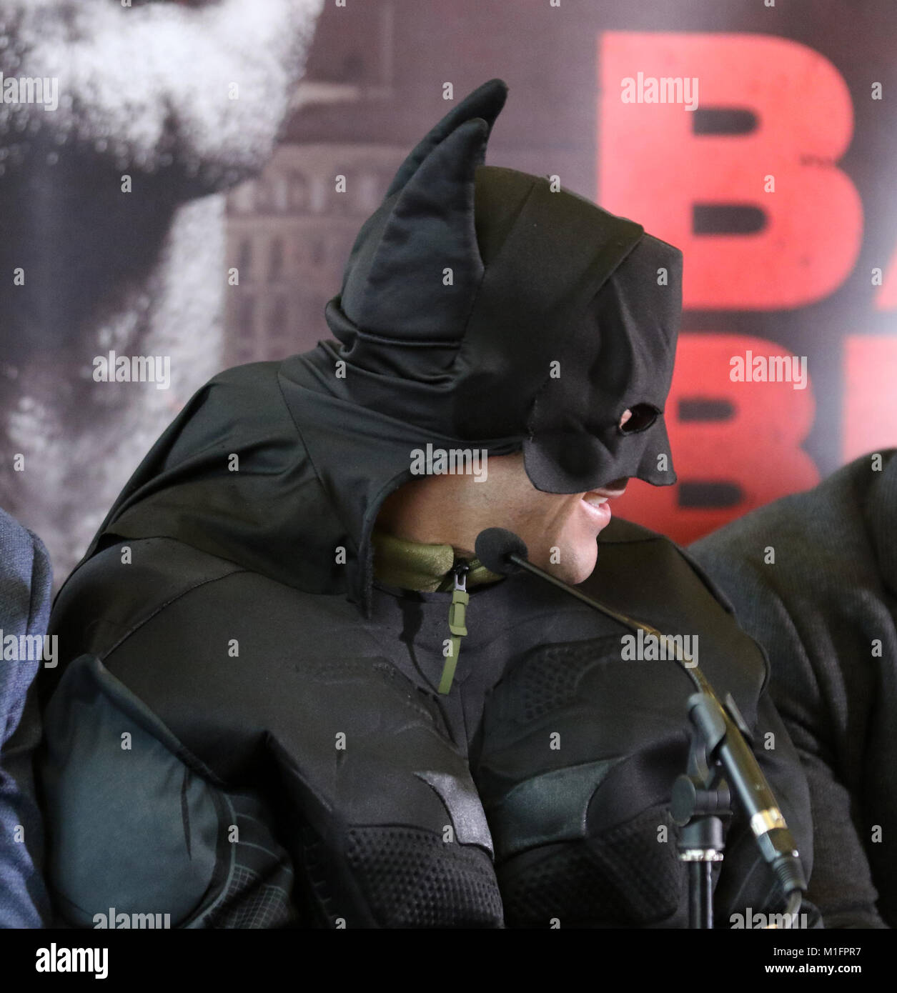 Seán Dodd sobre por qué vino vestido como Batman en el Hilton Hotel,  Liverpool. 30 de enero de 2018. Birkenhead sean 'Masher' Dodd en Amir Khan  vs. Phil Lo Greco conferencia de