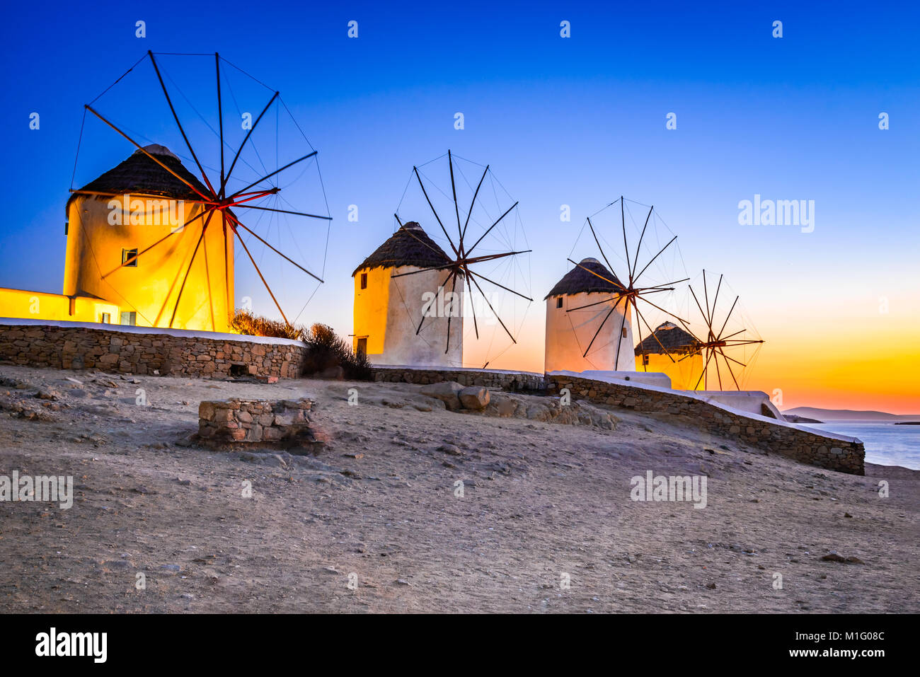 Mykonos, Grecia. Kato Mili son icónicos de molino de viento de la isla griega de Mykonos, Islas Cícladas. Foto de stock
