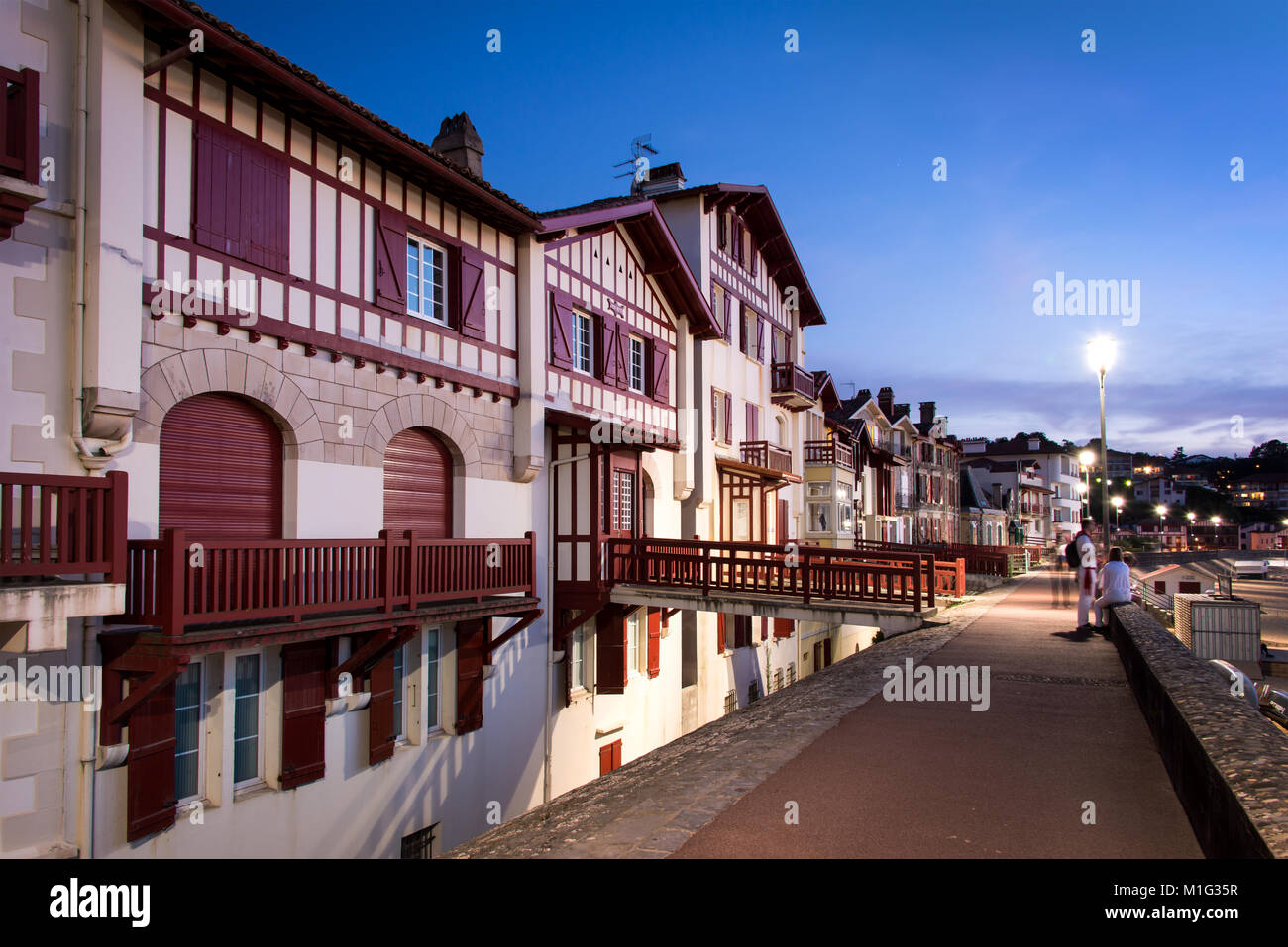 Labordine tradicionales casas de Saint de luz por la noche, País Vasco, Francia Foto de stock