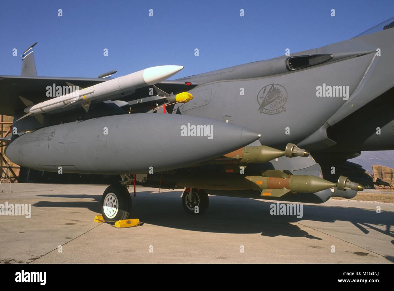Bombas guiadas están cargados en un F 15E 'strike Eagle' caza-bombardero en la base aérea estadounidense de Aviano (Pordenone, Italia) Foto de stock