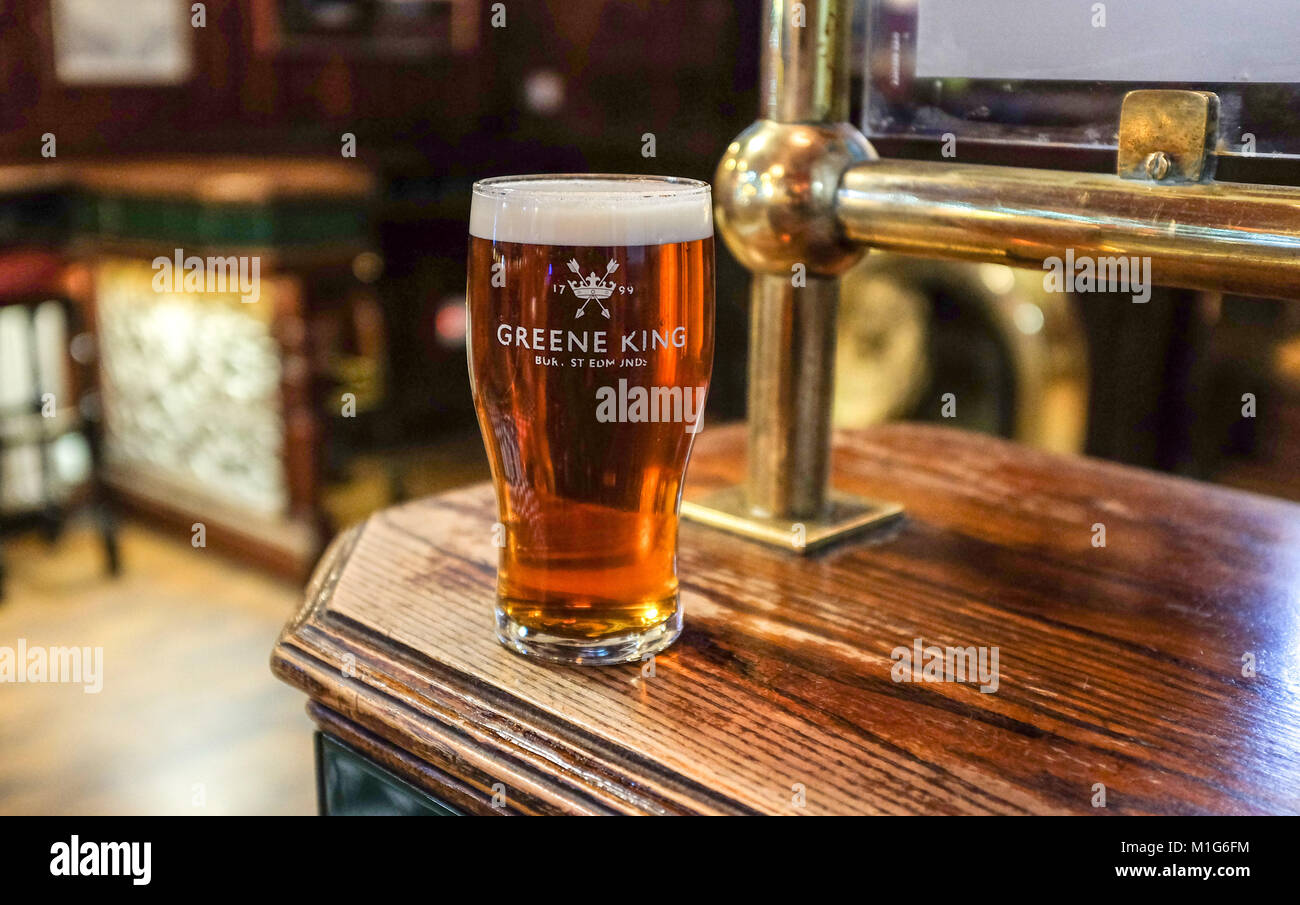 Leeds, Yorkshire, Reino Unido - pinta de cerveza real ale en un cristal de Greene King Foto de stock