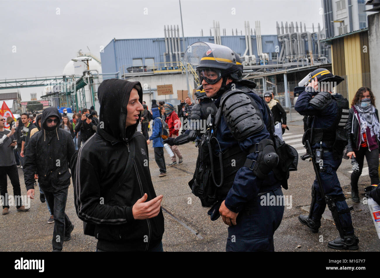 Los manifestantes invaden Arkema instalaciones industriales en Pierre-Benite, Francia Foto de stock
