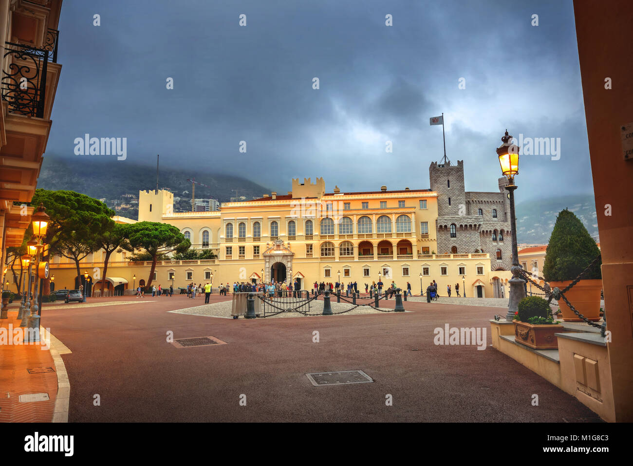 Vista del palacio del príncipe es residencia oficial del Príncipe de Mónaco. Mónaco Foto de stock