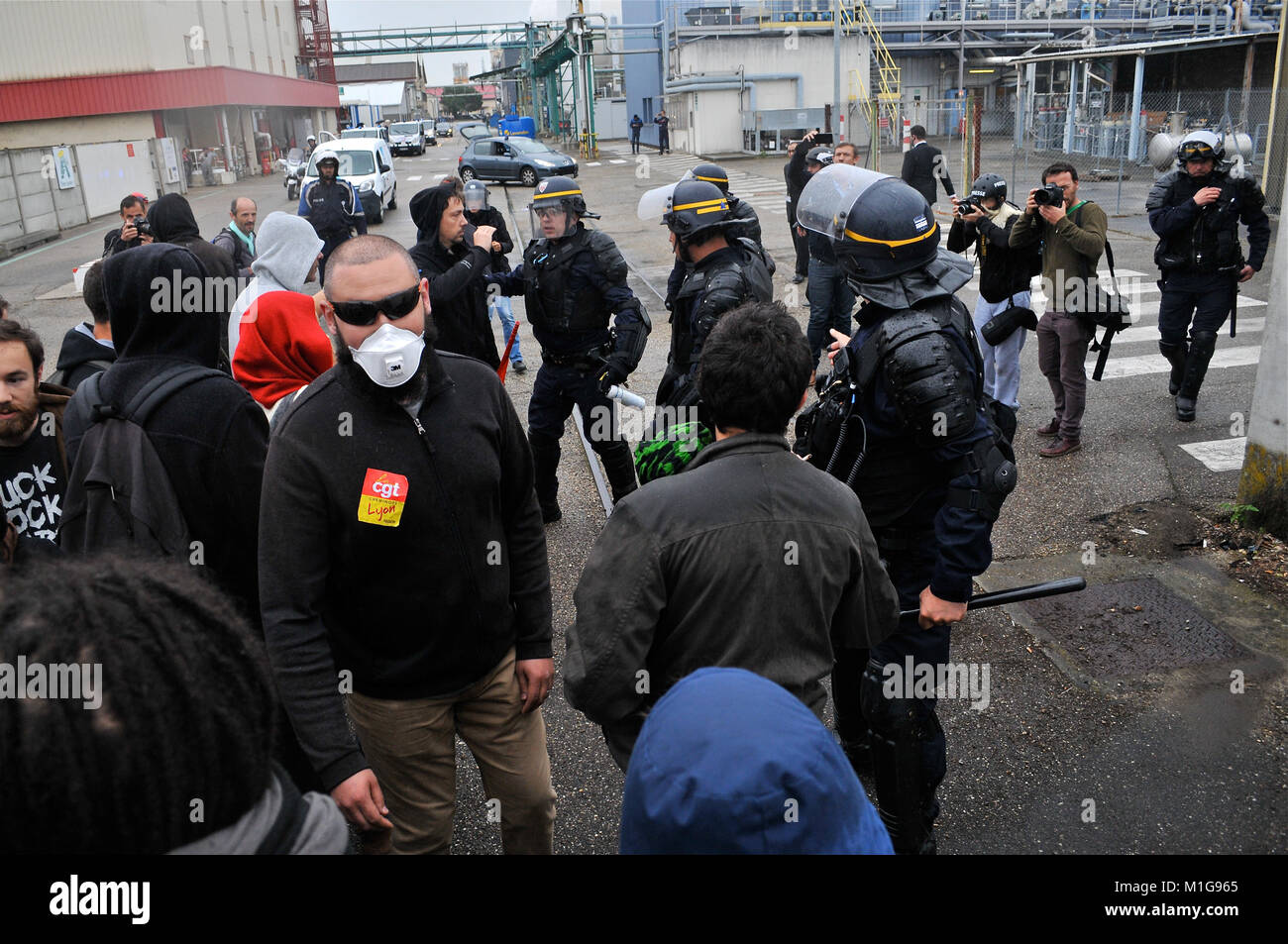 Los manifestantes invaden Arkema instalaciones industriales en Pierre-Benite, Francia Foto de stock