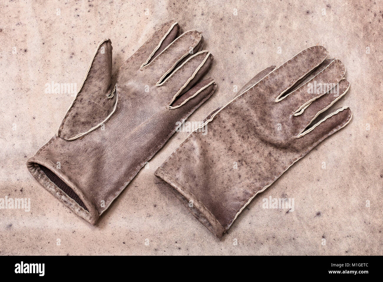 Taller de costura guantes - Vista superior de nuevo unos guantes hechos a  mano sobre fondo de cuero natural original Fotografía de stock - Alamy