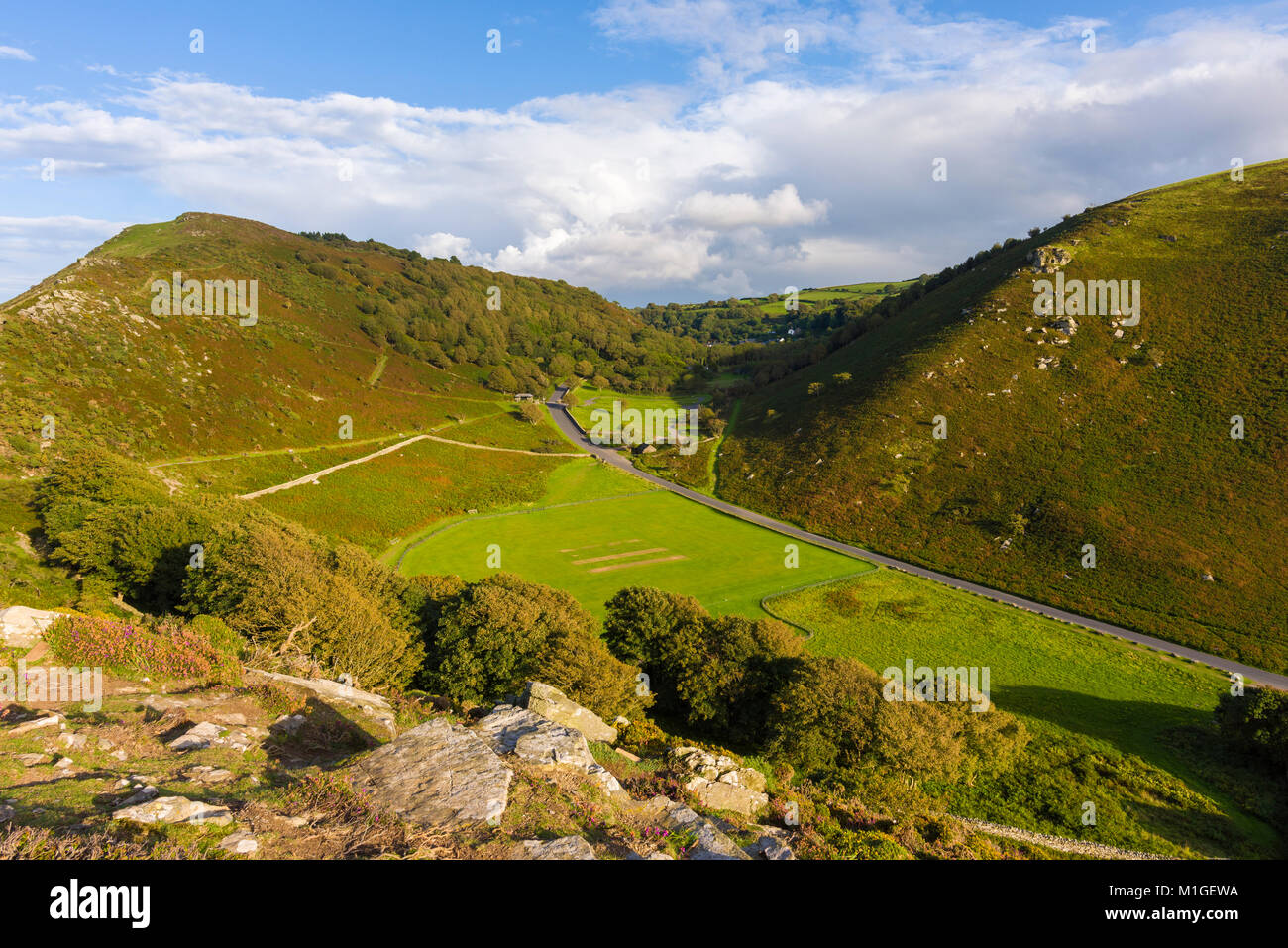 Valle de las rocas y Hollerday Hill a finales de verano. Exmoor National Park, North Devon, Inglaterra. Foto de stock