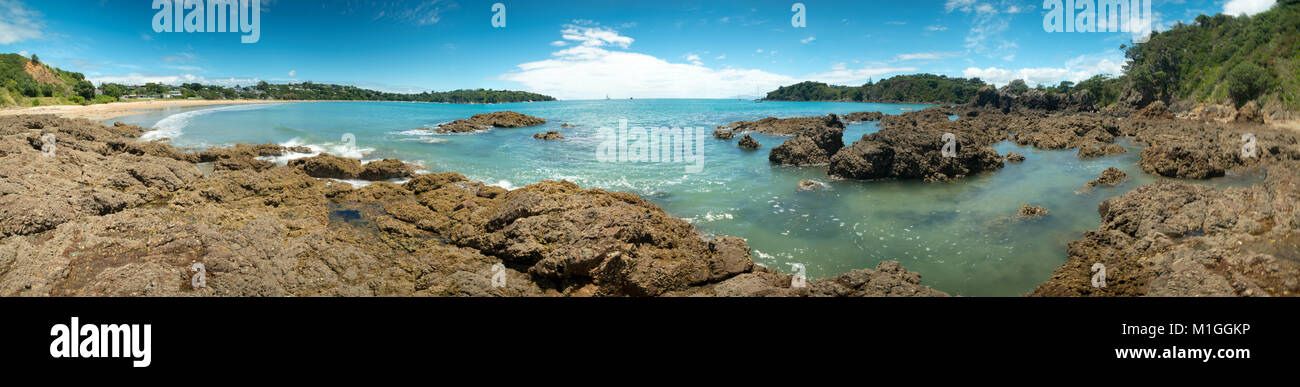 Panorama de la costa y mar azul piedra Nueva Zelanda Foto de stock