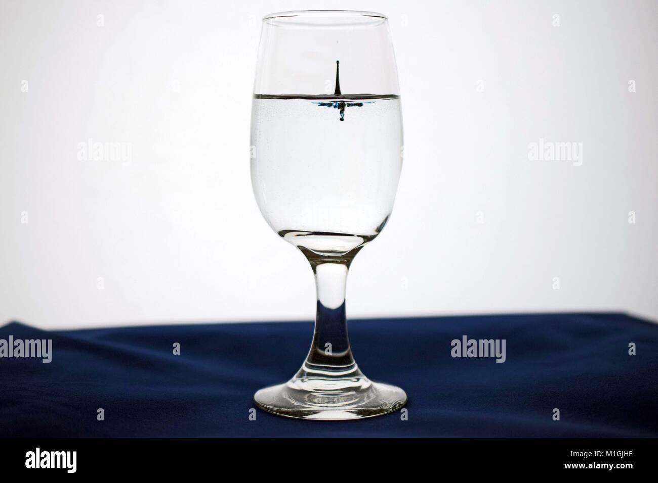Vaso de agua con gota fotografías e imágenes de alta resolución - Alamy