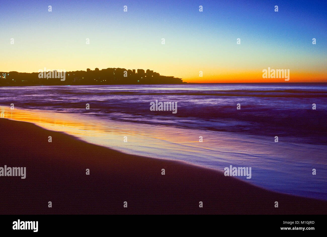 Amanecer sobre la playa de Bondi, en Sydney, Australia. Foto de stock