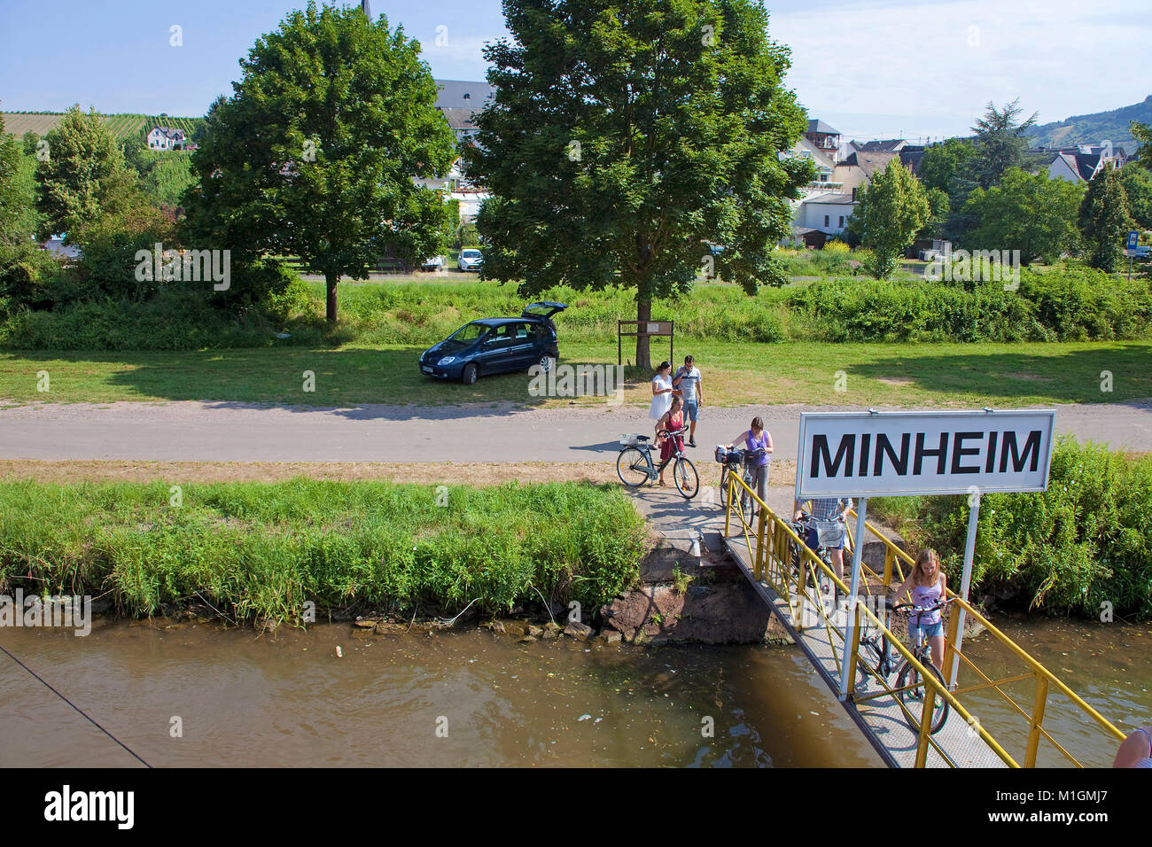 Los ciclistas en régimen de internado en embarcadero para barcos de excursión,Minheim, río Mosela, Renania-Palatinado, Alemania, Europa Foto de stock