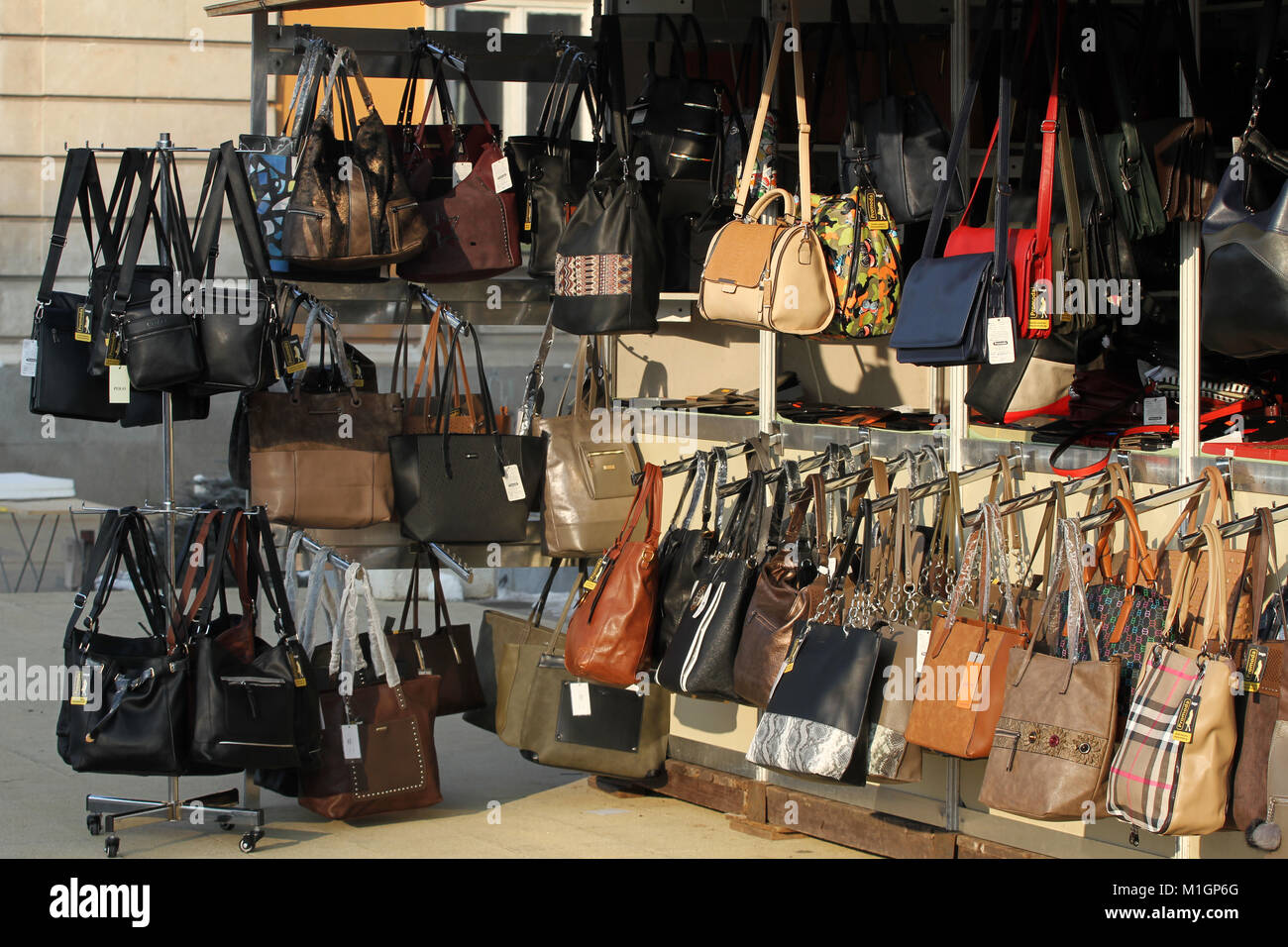 Mercado de bolsos y carteras en la calle de Pernik, Bulgaria - Jan 27, 2018.  Imitación de bolsos de marca. Señoras bolsos de marca falsos Fotografía de  stock - Alamy