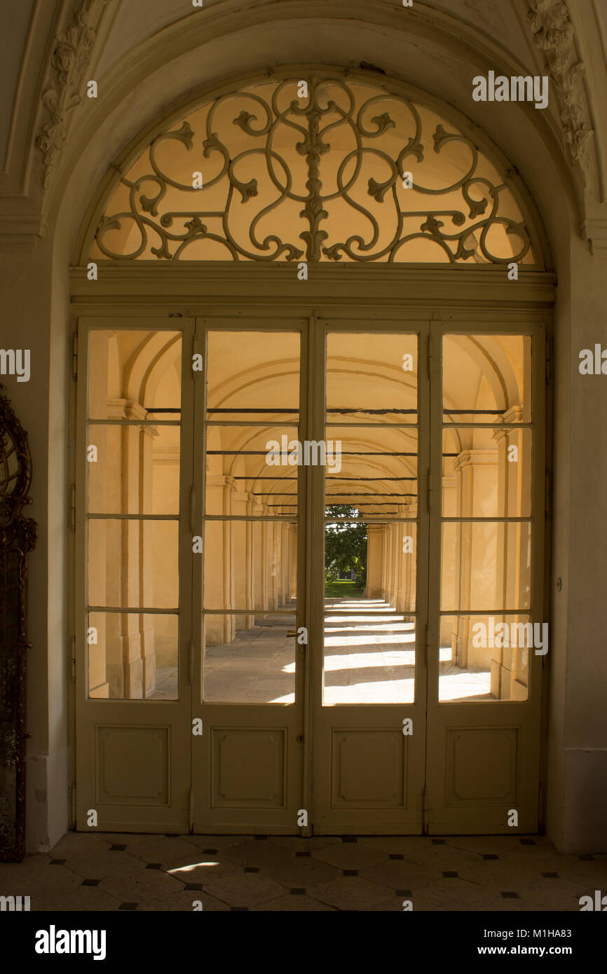 Ver a través de la puerta de entrada al corredor de arcade Foto de stock