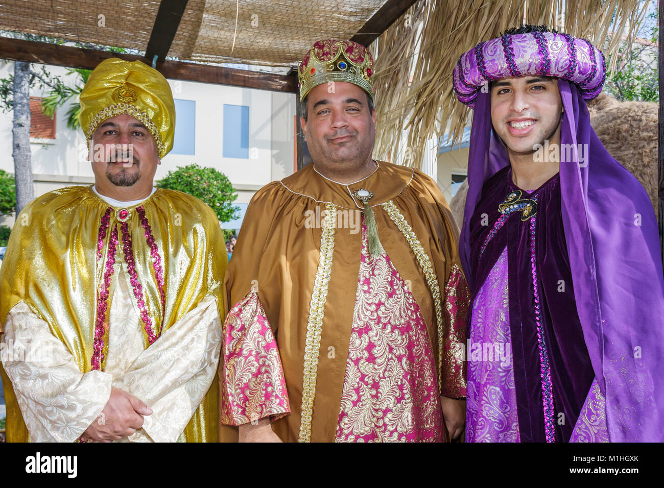 Miami Florida,Pequeña Habana,Calle Ocho,Tres Reyes Magos,Tres 3 Reyes Magos, Magos,Biblia,celebración religiosa hispana,vestuario,brocado,FL080113009 Fotografía de stock - Alamy Miami Florida,Pequeña Habana,Calle Ocho,Tres Reyes Magos,Tres 3 Reyes Magos, Magos,Biblia,celebración religiosa hispana,vestuario,brocado,FL080113009 Fotografía de stock - Alamy