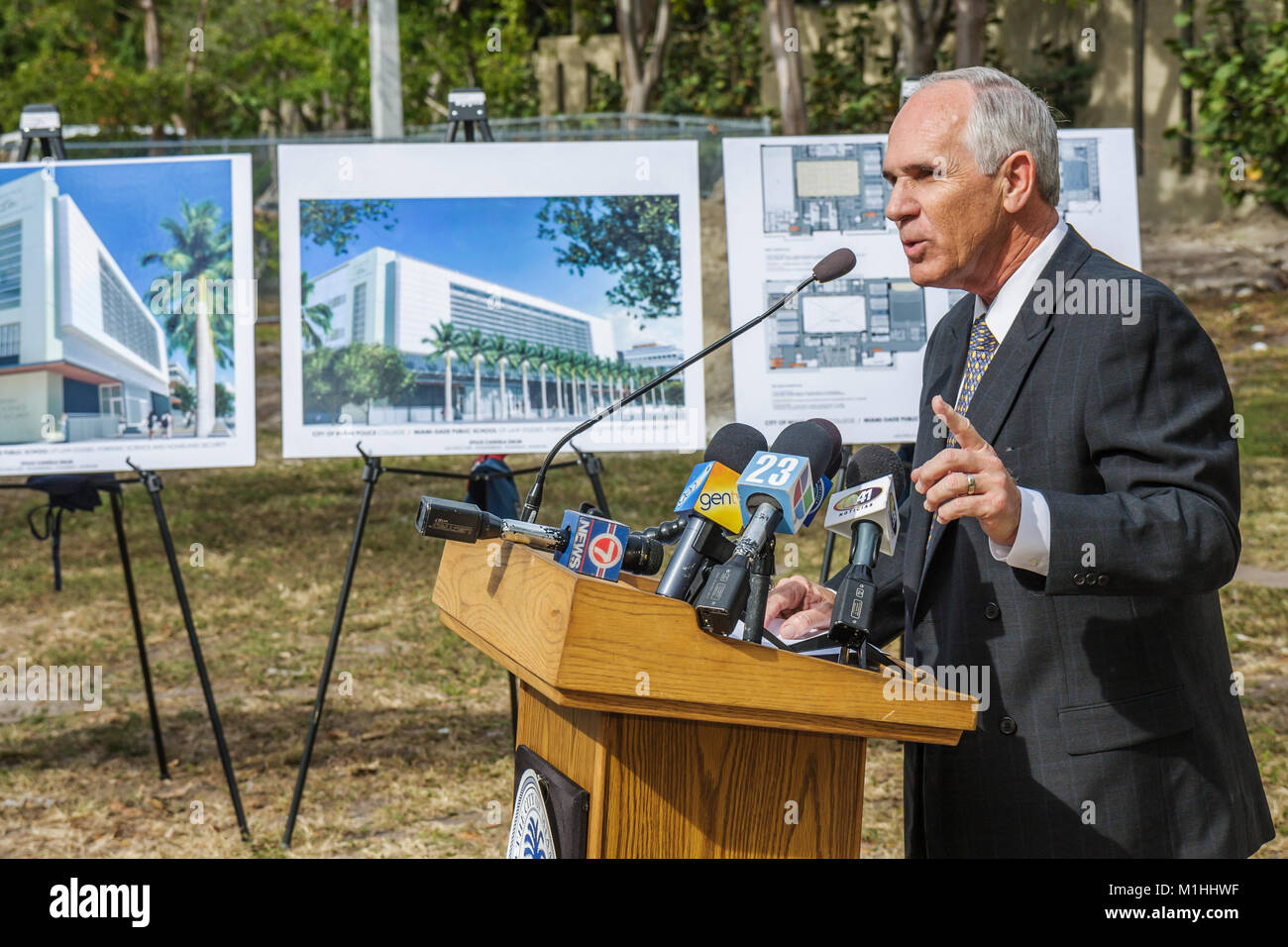 Miami Florida,College of Policing,ceremonia de inauguración,aplicación de la ley,educación,criminología,representación arquitectónica,hombre hispano hombres, hombre de la ciudad Foto de stock