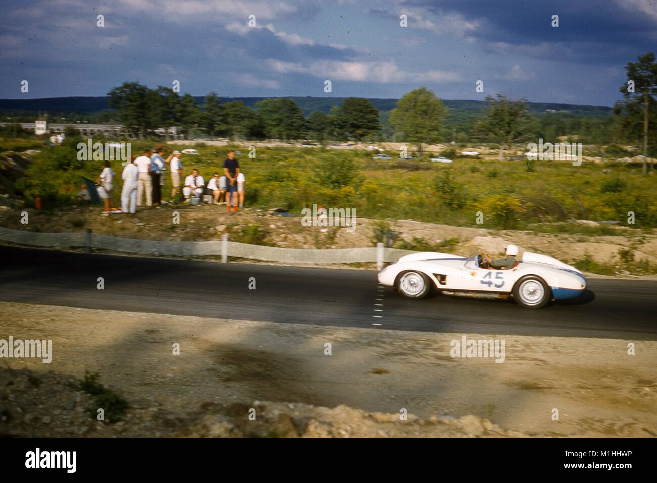 Ver acción en velocidad de Gilbert Geitner conduce un Ferrari 500 TR nº 45 en los casos SCCA razas nacionales en Montgomery, Nueva York, 17 de agosto de 1958. Los espectadores stand mera pies desde la pista como pueden ver el evento. () Foto de stock
