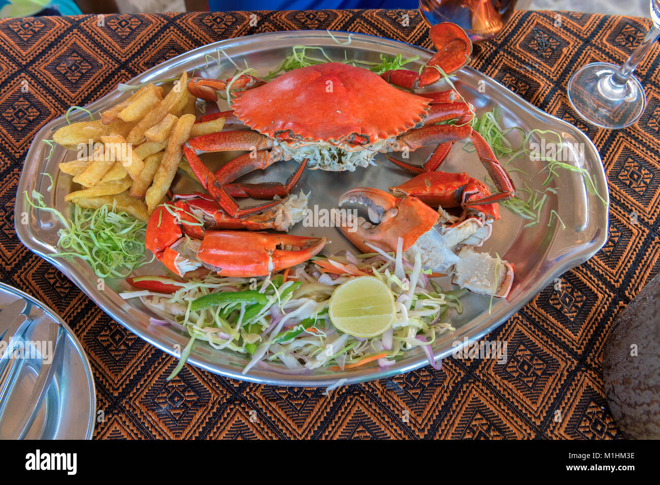Grandes cangrejos y verdura en el restaurante de la playa, GOA, India. Foto de stock