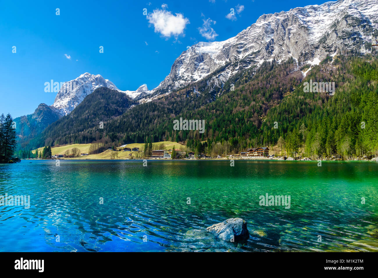 El pintoresco lago Hintersee en Baviera Foto de stock