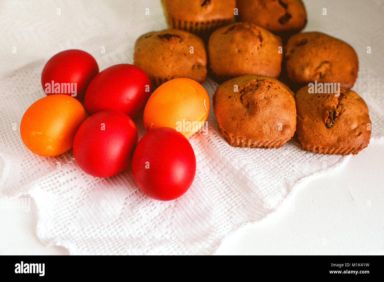 Tarta pecan casera simple decorada con pétalos de almendra con un fondo