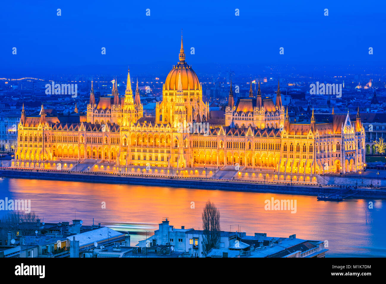 Budapest, Hungría. Edificio del Parlamento húngaro hacia el río Danubio. Foto de stock