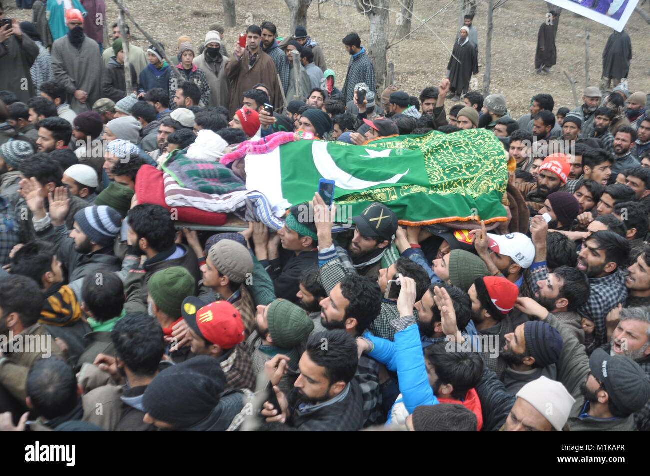 Miles lloran como el funeral de civil Ganie Rayees, 19, está en marcha en el distrito de South Shopian Cachemira en la India el 31 de enero de 2018. Foto de stock