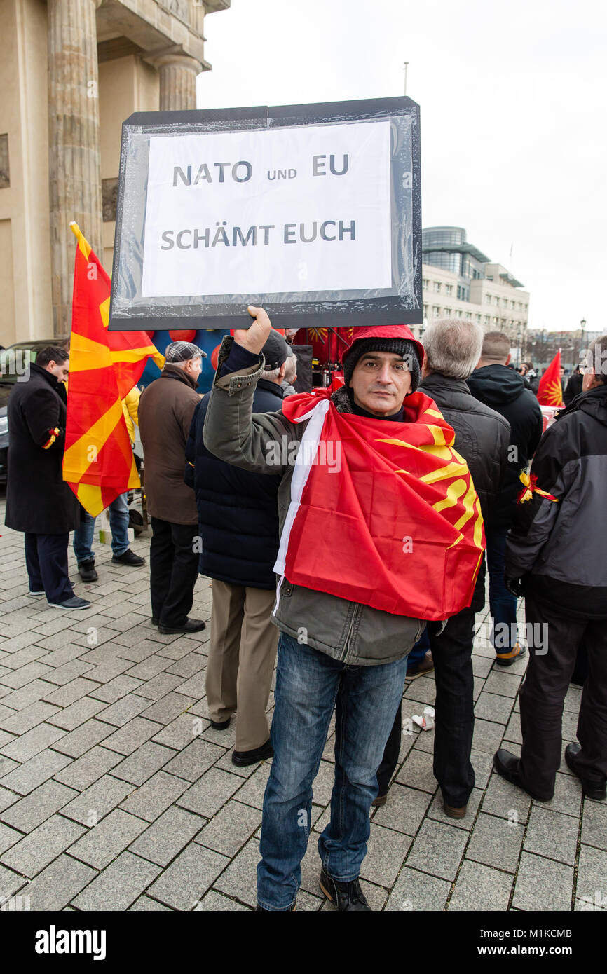 Los macedonios que viven en Berlín realizar una protesta pacífica para demostrar la desaprobación de las políticas del gobierno macedonio y llamando a la unidad de la nación Foto de stock