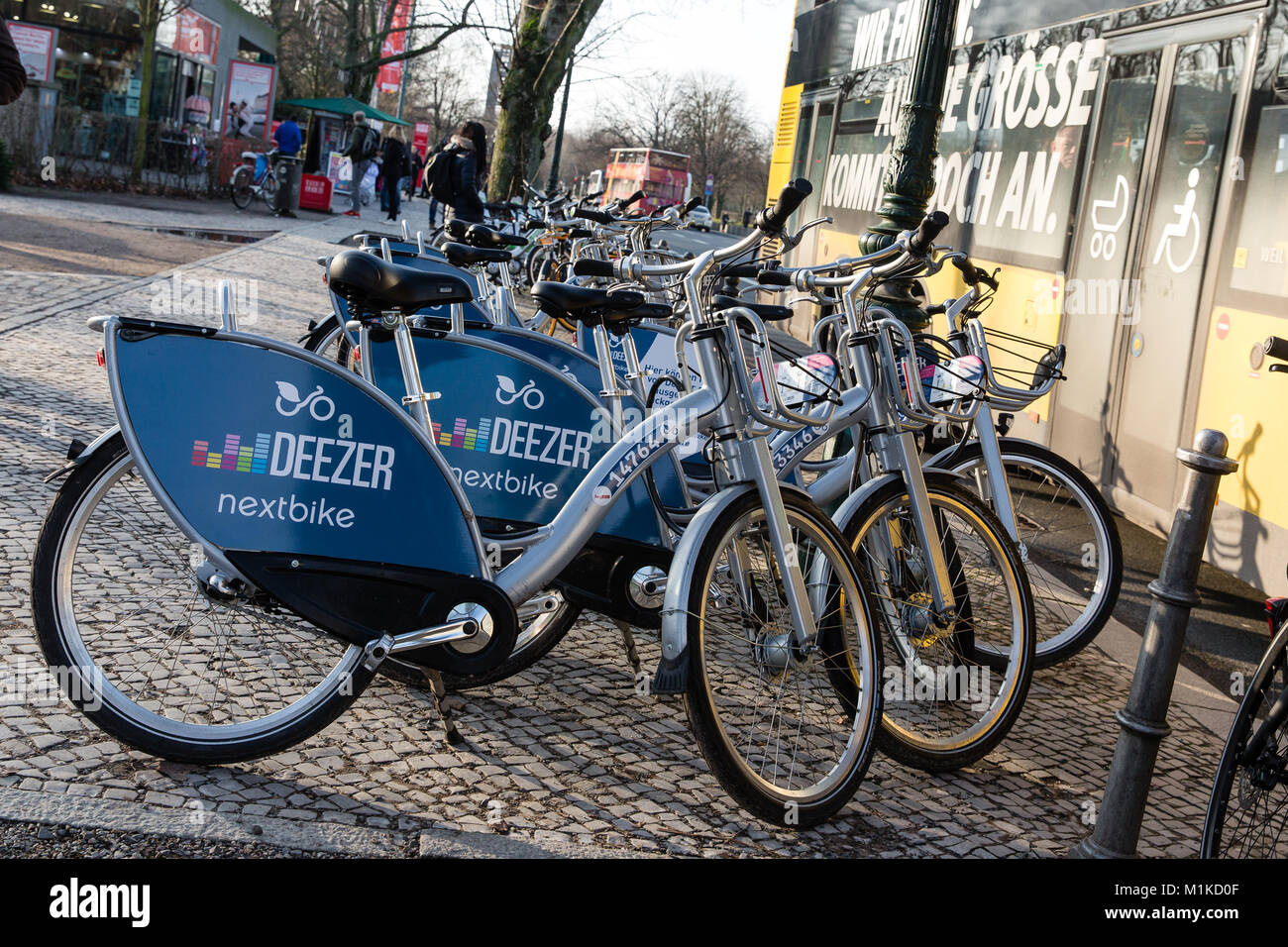Deezer aparcadas bicicletas públicas de alquiler en el centro de la ciudad  de Berlín ALEMANIA Fotografía de stock - Alamy
