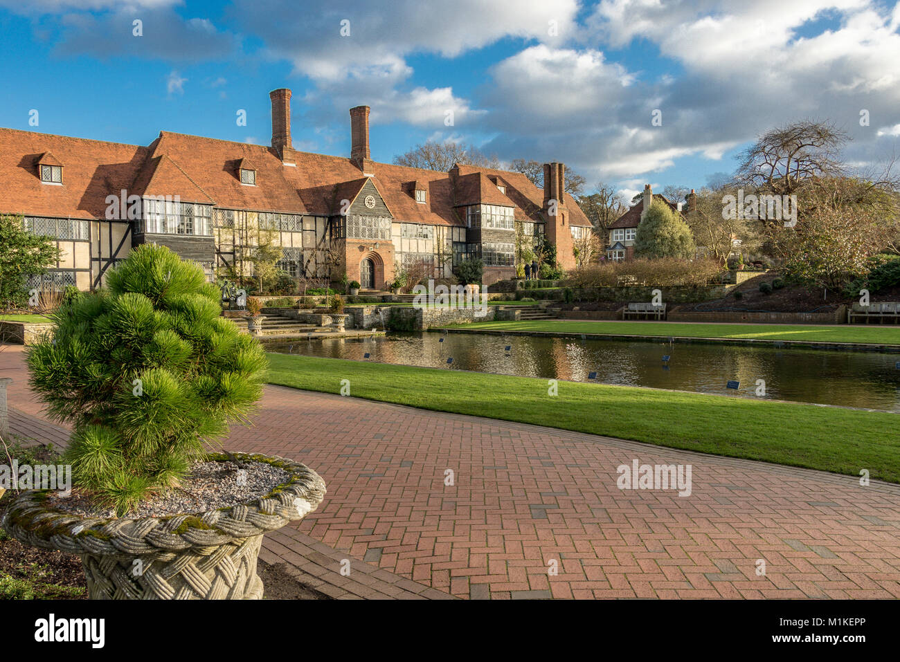 El laboratorio en RHS Garden Wisley, ,la cual fue construida en 1914-1916 para parecerse a un entramado Tudor House ,no tan antigua como su apariencia sugiere Foto de stock