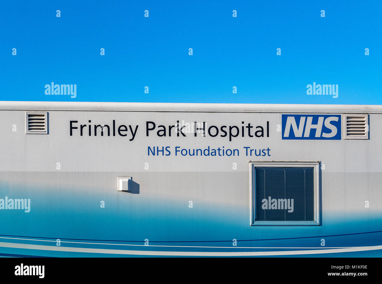 Frimley Park Hospital NHS Foundation Trust móvil Unidad Macular aparcado en el parking de un supermercado que ofrece una parada del tratamiento para la afección ocular AMD Foto de stock