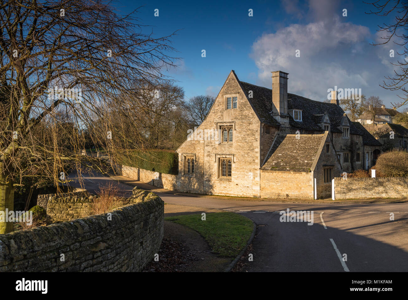 Una imagen de una hermosa casa de campo situada en la esquina de dos calles en la aldea de Duddington, Northamptonshire, Inglaterra, Reino Unido. Foto de stock