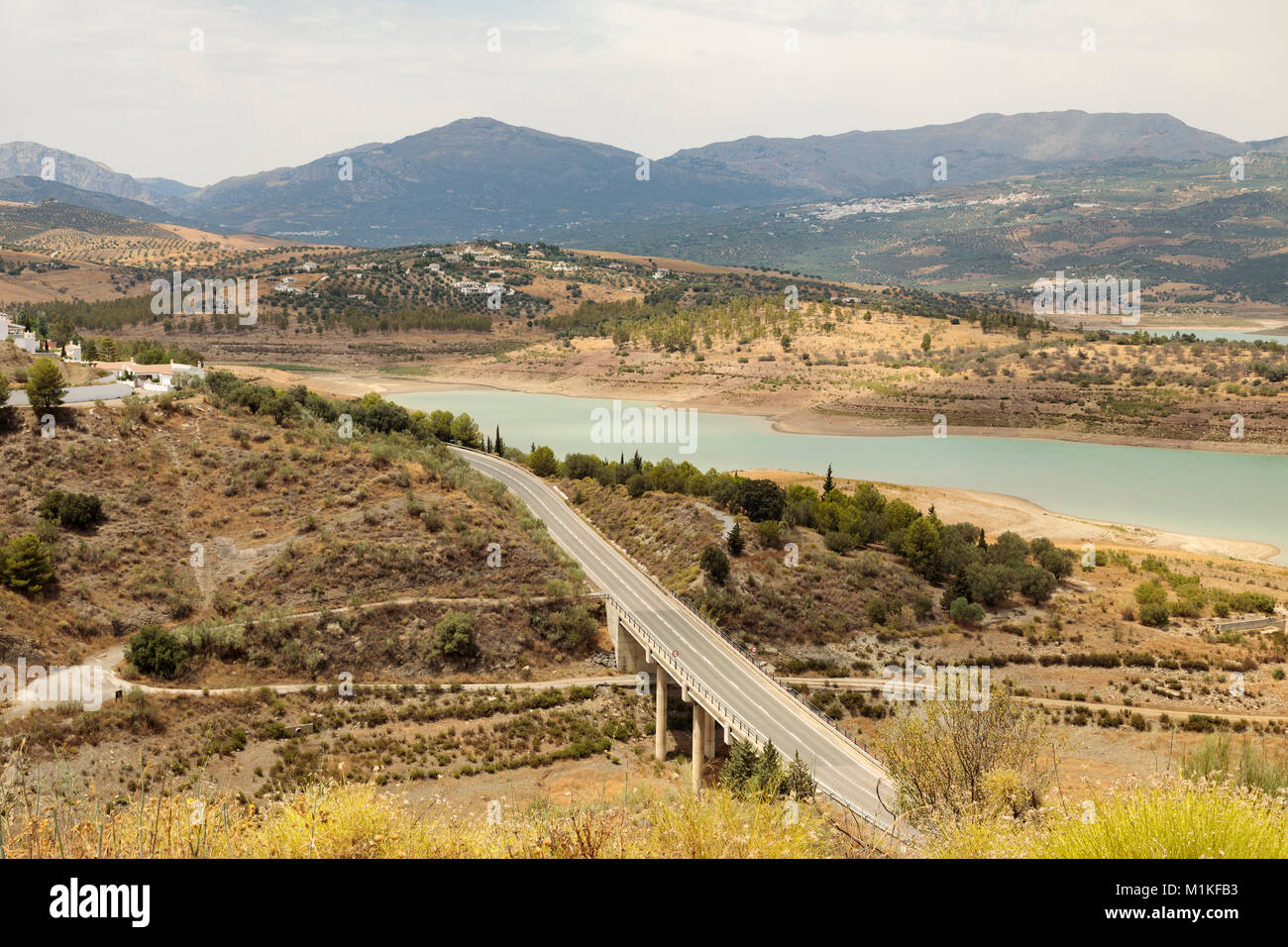 Una imagen del Lago Viñuela, en las faldas de la cordillera de Sierra Tejada, Andalucia, España. Foto de stock