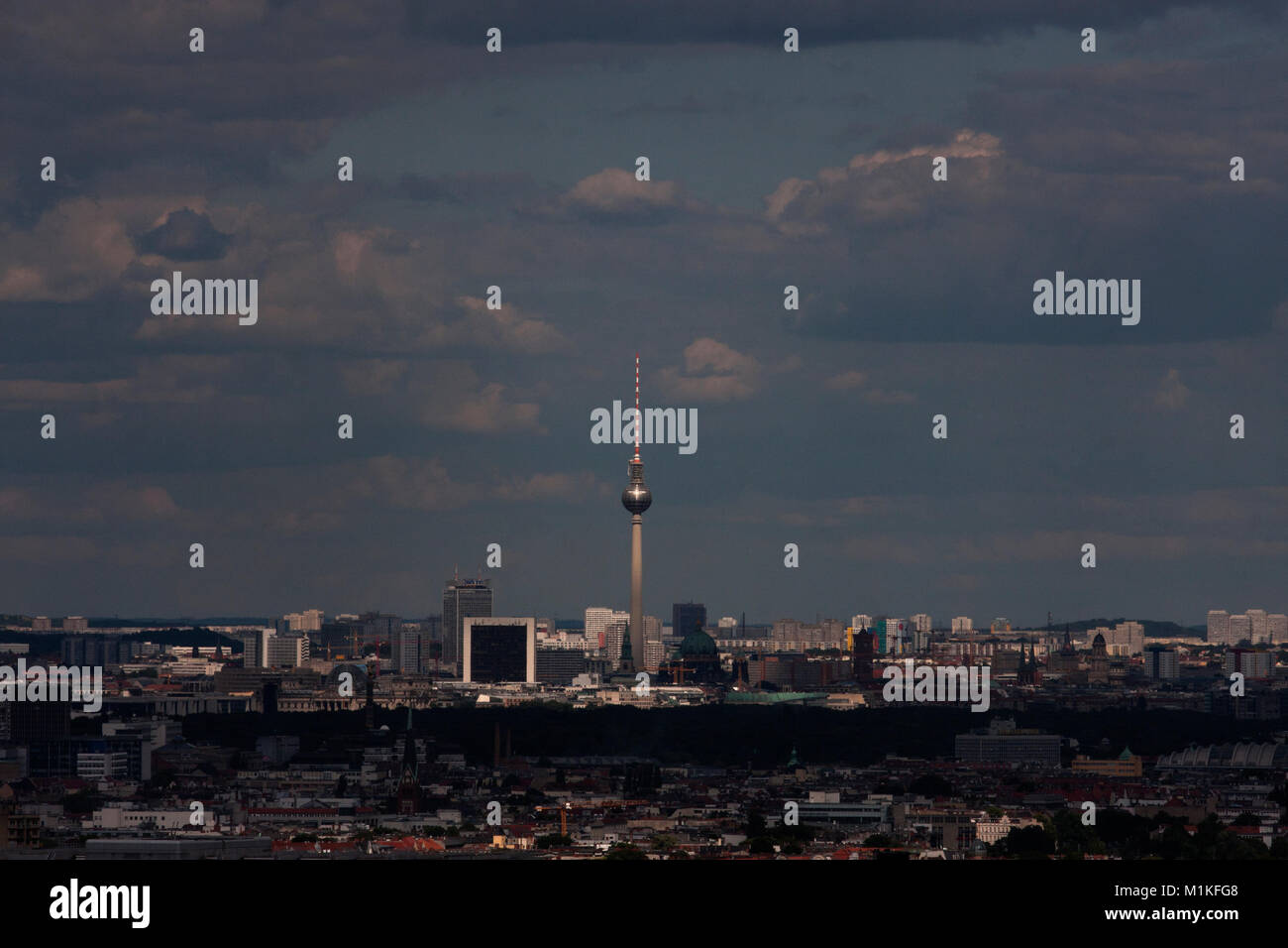 Una vista lejana de la torre de TV en Alexanderplatz, en Berlín, Alemania. Foto de stock