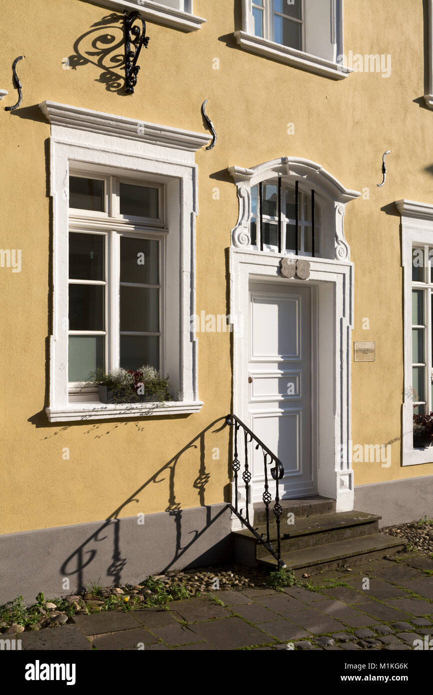 En Krefeld, Ortsteil Linn, Andreasmarkt, Wohnhaus von 1737, Hauseingang Foto de stock