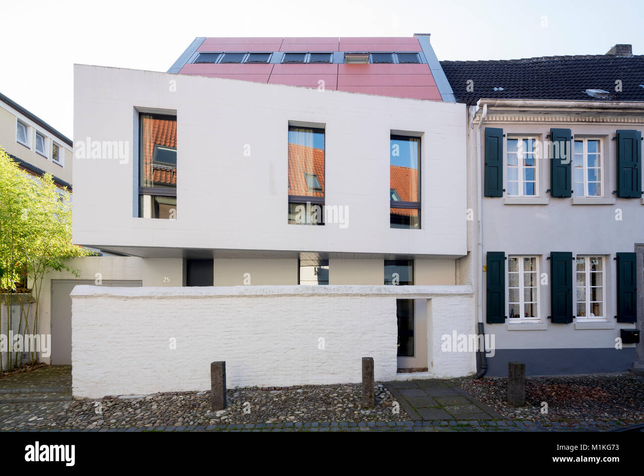 En Krefeld, Ortsteil Linn, Albert-Steeger-Straße 25, Barockes Wohnhaus mit modernem Anbau Foto de stock