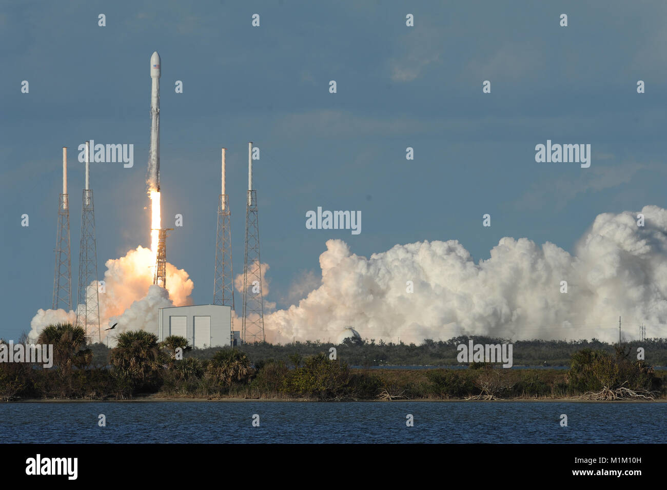Cabo Cañaveral, Florida, Estados Unidos. 31 ene, 2018. SpaceX lanza un cohete Falcon 9 llevando el satélite de comunicaciones GovSat-1 en una empresa conjunta por el Gobierno de Luxemburgo y SES, uno de los mayores operadores de satélites comerciales, con sede en Luxemburgo. Crédito: Paul Hennessy/Alamy Live News Foto de stock