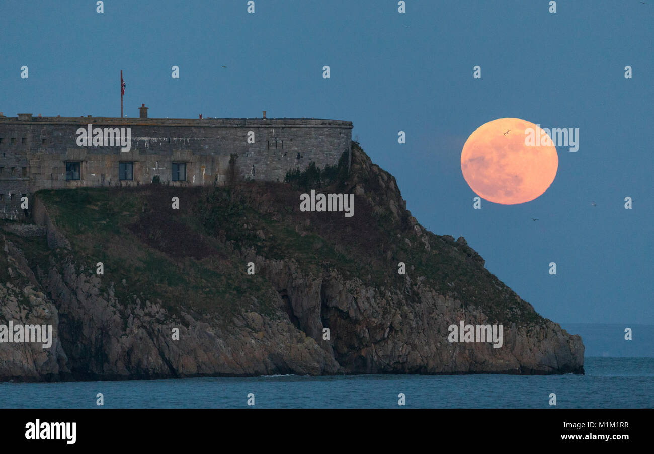 ) Tenby, Pembrokeshire. 31 ene, 2018. El super 'blue' moon rising en St.Catherine's Island y Fort. En Pembrokeshire (Gales) Tenby Crédito: señala Buckley/Alamy Live News Foto de stock