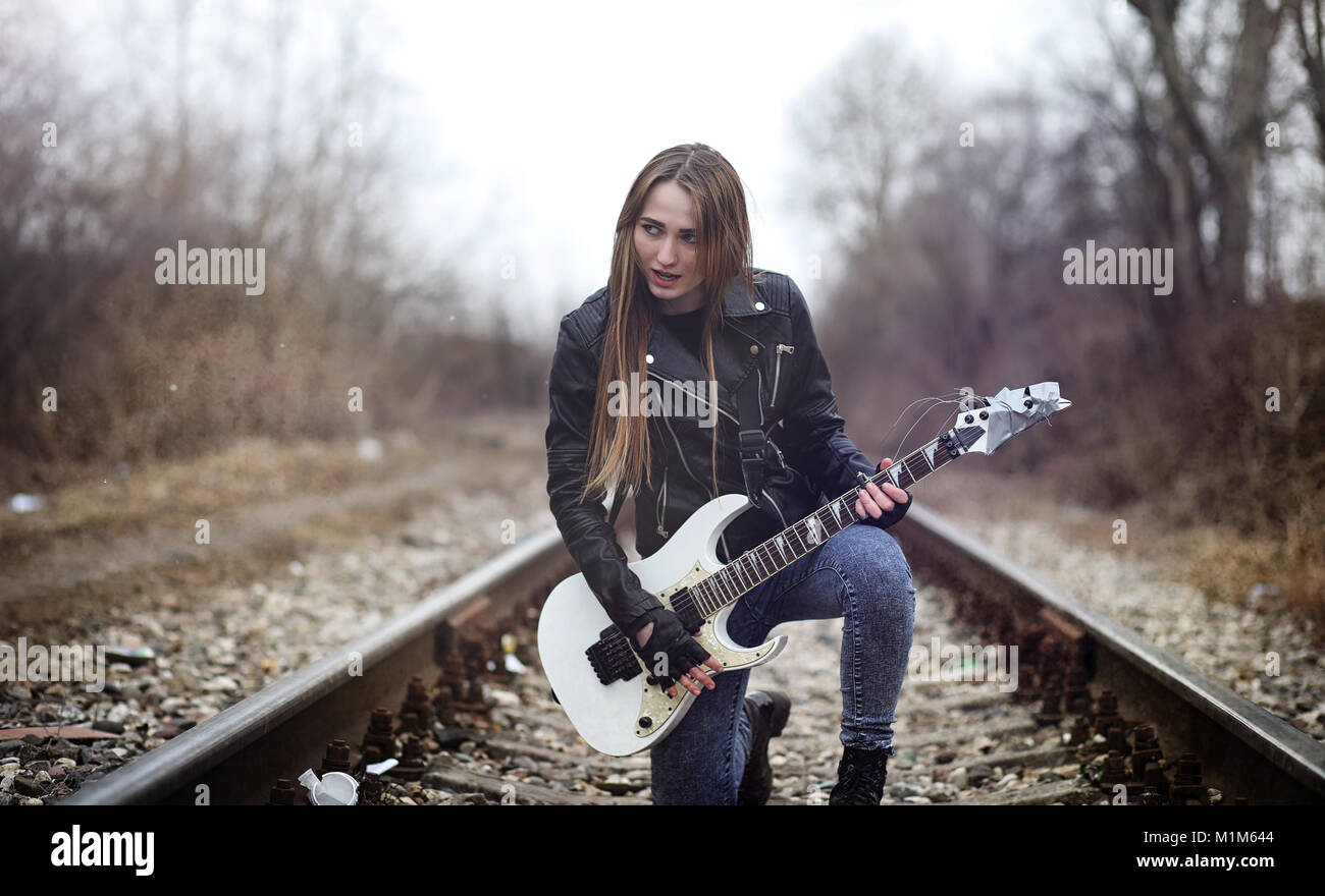 Hermosa joven rockero con guitarra eléctrica. Una roca musicia Fotografía  de stock - Alamy