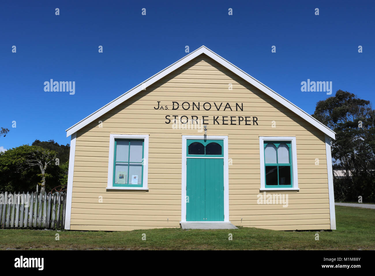Donavan's Store en Okarito es el edificio comercial más antigua aún en pie en la costa oeste de la Isla del Sur, Nueva Zelanda Foto de stock