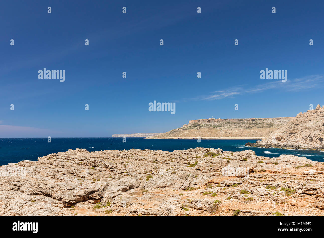 Una imagen desde la árida costa noroeste de Malta shot en Anchor Bay. Foto de stock