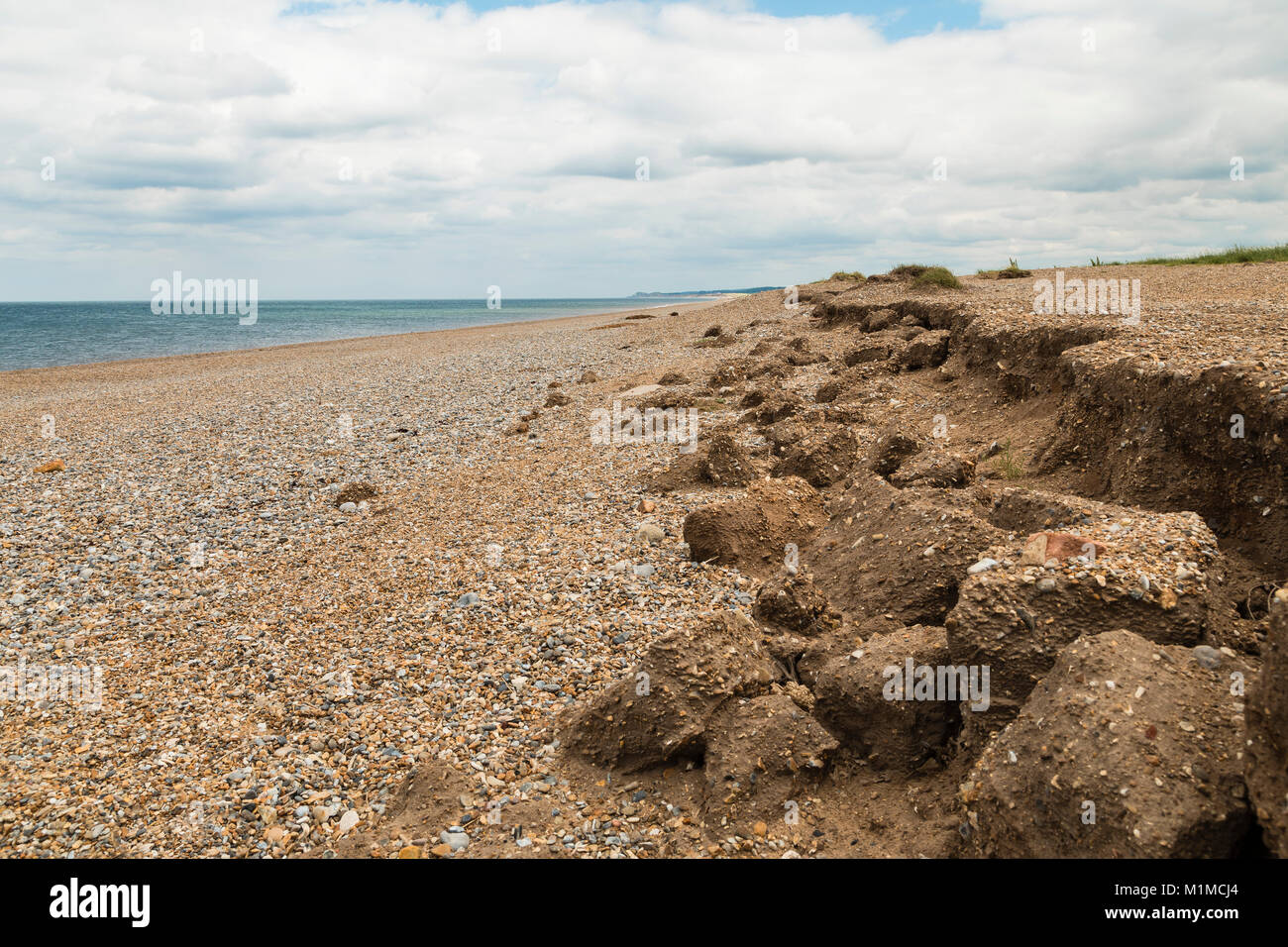 Una imagen que muestra la erosión gradual de la playa Cley, Norfolk, Inglaterra, Reino Unido. Foto de stock