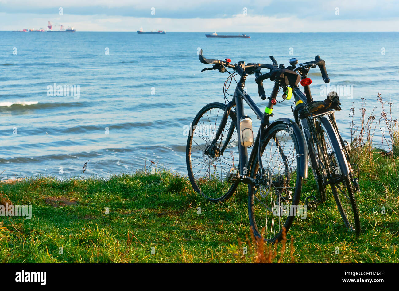 Dos bicicletas en la playa, dos motos en la costa Fotografía de stock -  Alamy