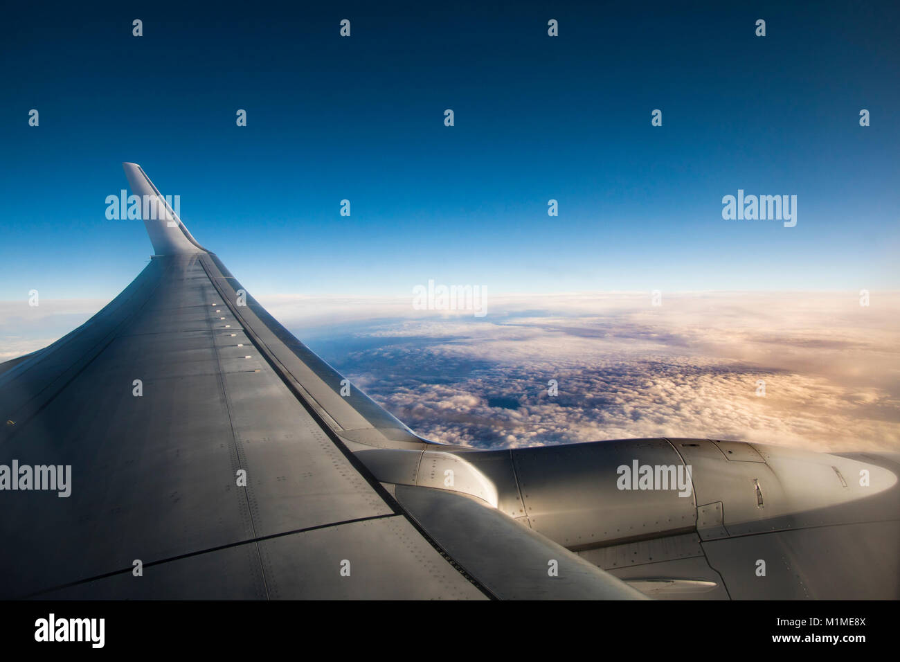 Ver por encima de las nubes desde un avión durante el vuelo Foto de stock