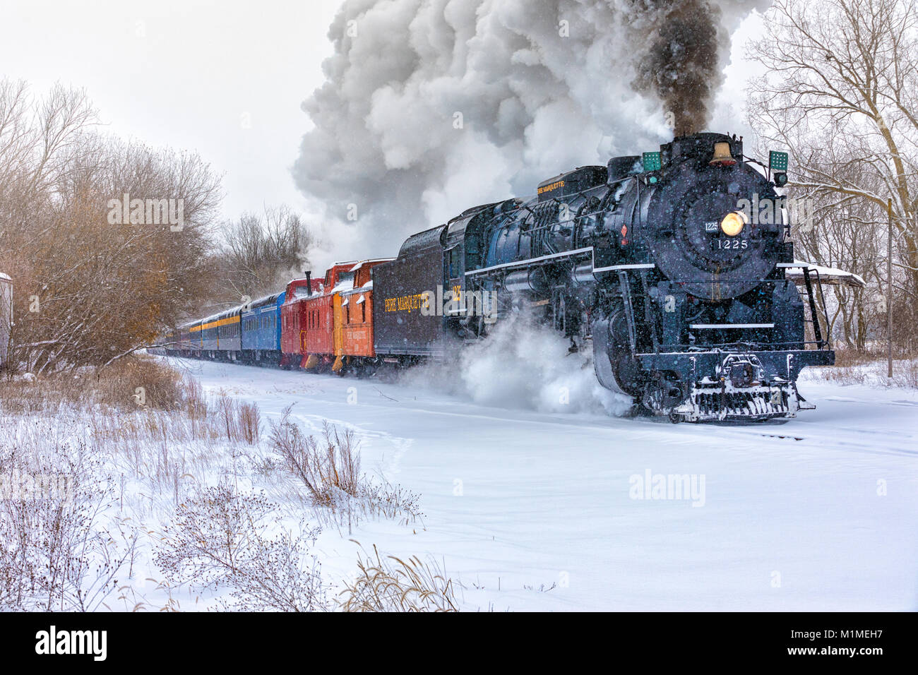 El Pere Marquette 1225 "Polo Norte Express" se vaporiza junto con nieve vía un día de invierno. Foto de stock