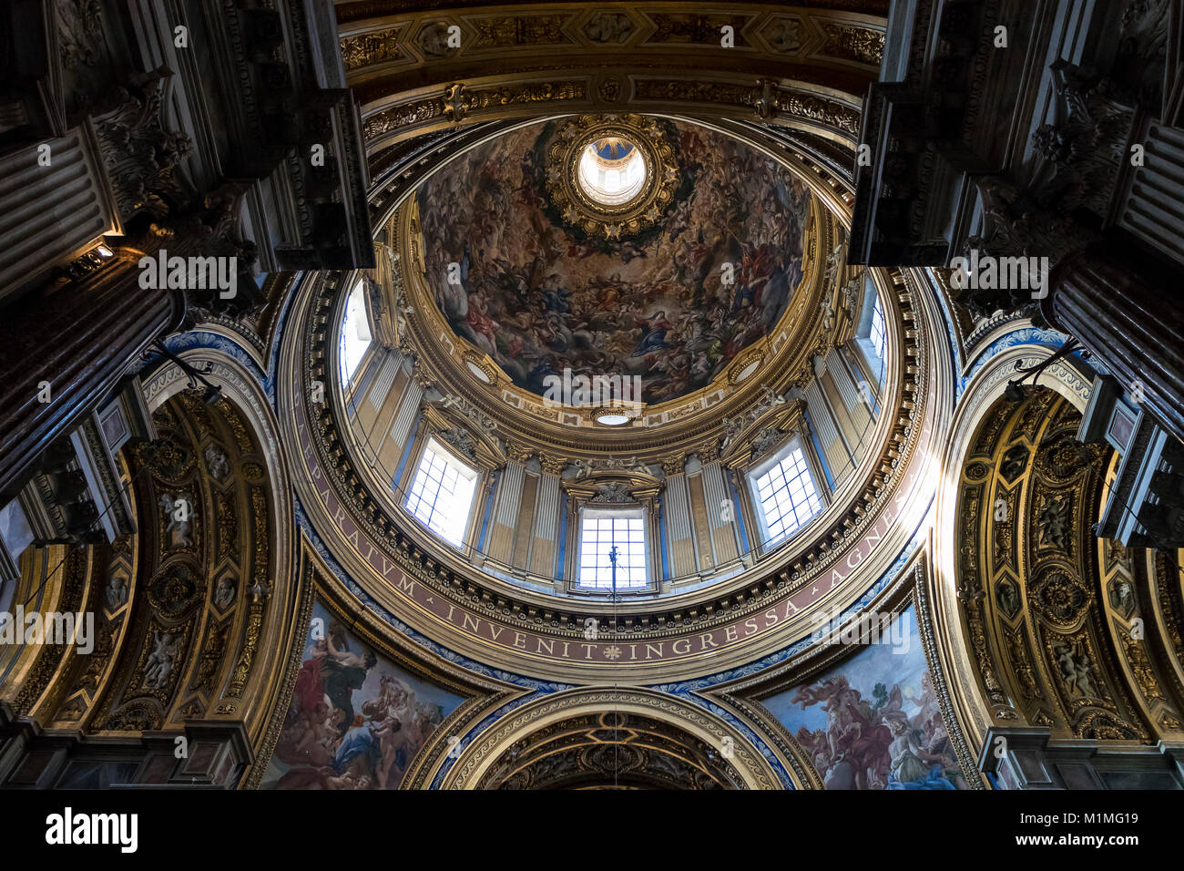 Vista interior de la cúpula. Iglesia de Sant'Agnese en Agone Foto de stock