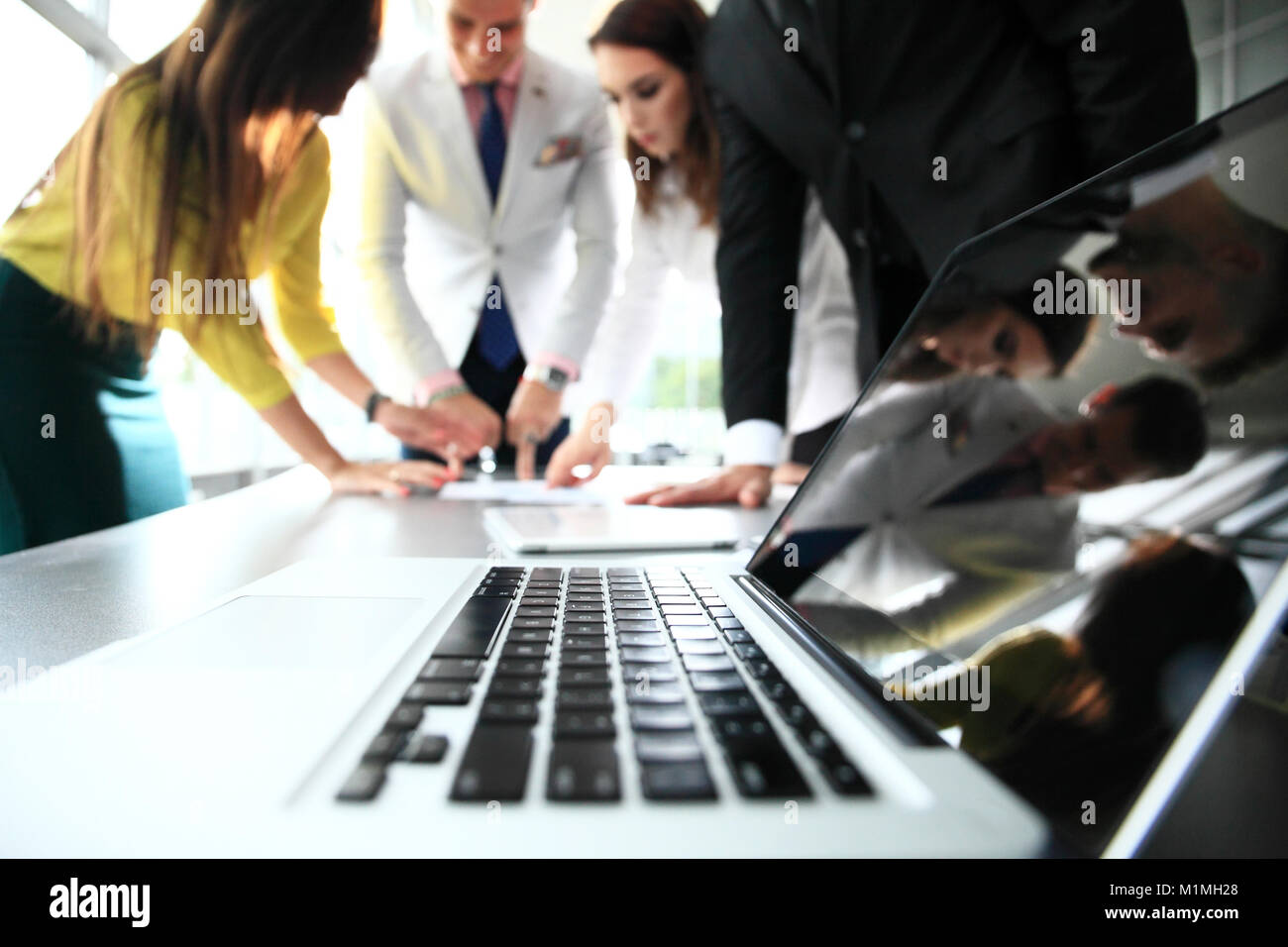 Equipo empresarial discutir juntos los planes de negocios Foto de stock