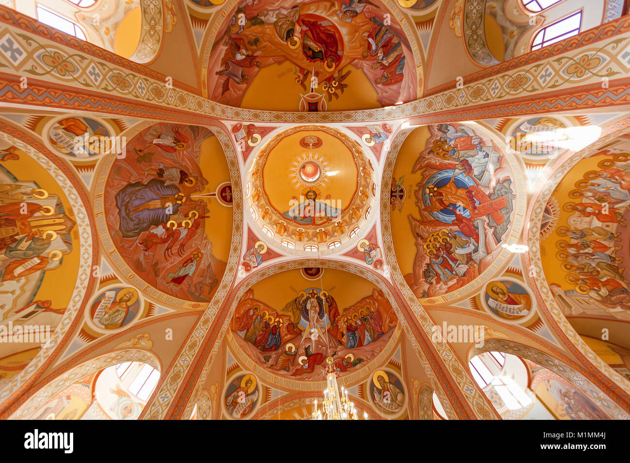 Techo de la Iglesia ortodoxa, con dibujos de santos. techo de la Iglesia  Ortodoxa Fotografía de stock - Alamy