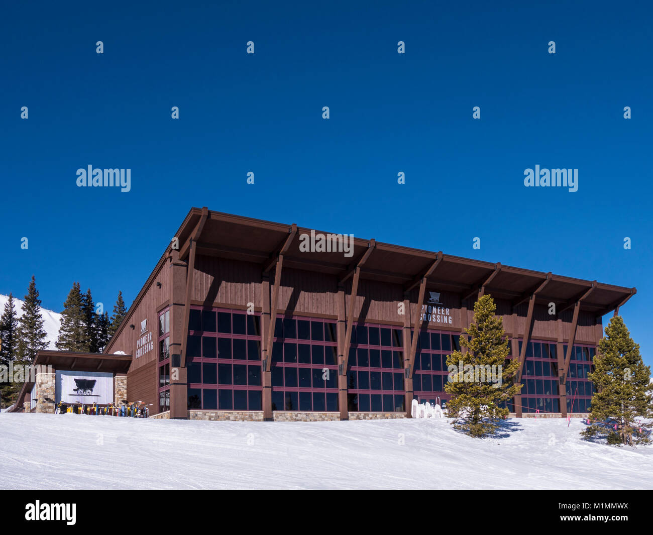 Pioneer Crossing día lodge y restaurante en la cima de pico 7, Breckenridge Ski Resort, Breckenridge, Colorado. Foto de stock
